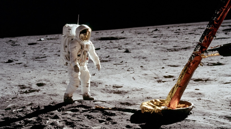 Aldrin-in-piedi-accanto-al-ML-immagine-Hasselblad-dellApollo-11-dal-rullino-40S-20-luglio-1969.-Archivio-del-Progetto-Apollo..jpg